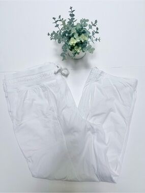 Lululemon Dance Studio Mid-Rise Lined Cropped Pant
White Size 12